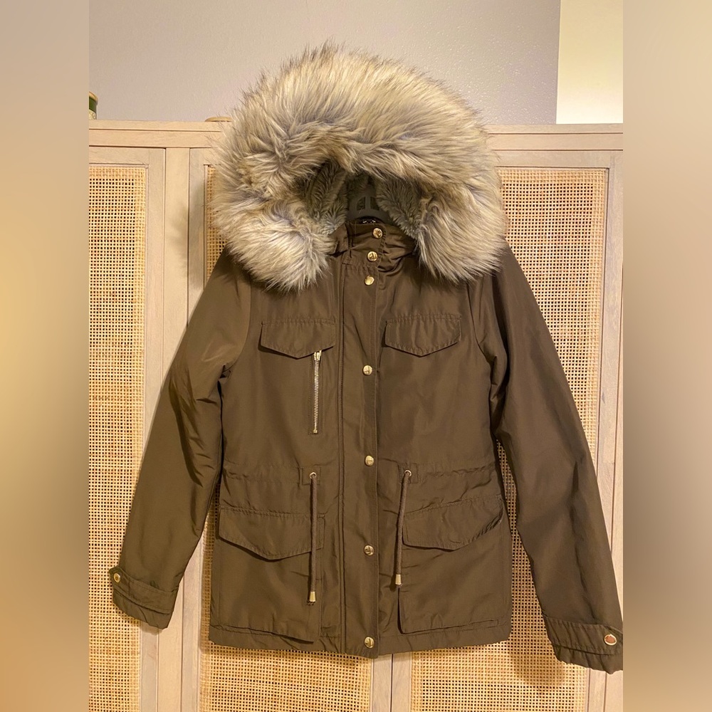 Olive green TopShop jacket with detachable hood faux fur trim. Size 4.